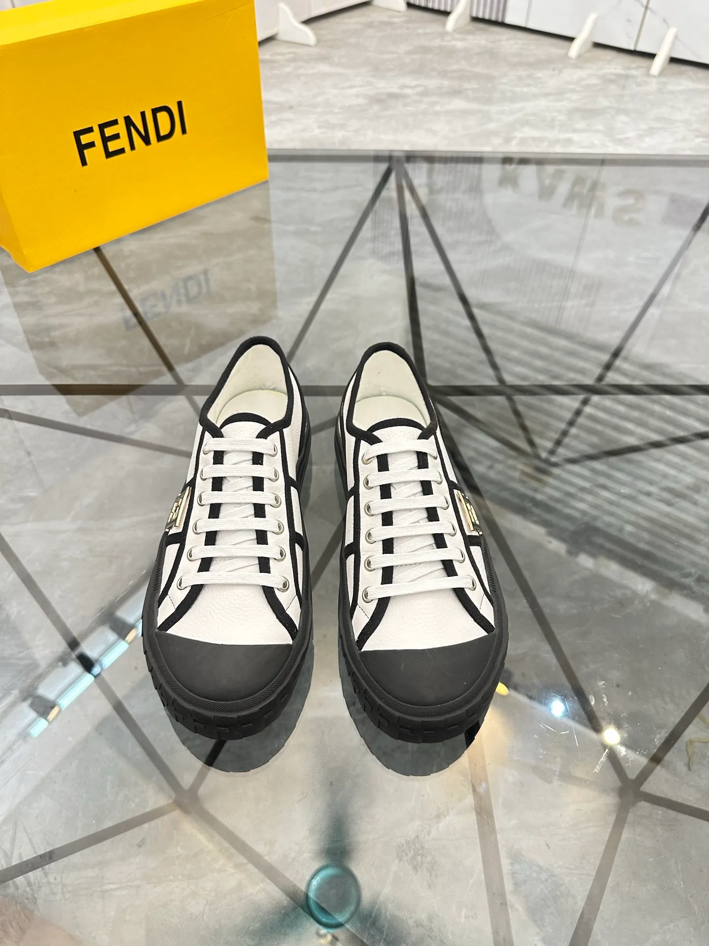 Selling men's shoes 💰: 💰P440¥ Product trademark: Fendi* "Fendi*" low-top casual shoes Regular size: 38-44 (can be customized to 45) Product materials: imported cowhide upper, sheepskin lining, original outsole. No.:6735
